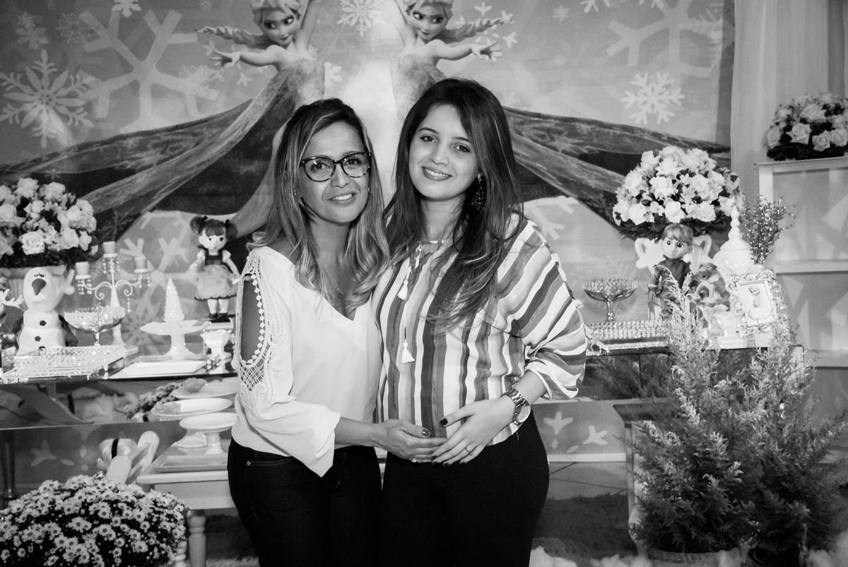 foto mãe e filha no Buffet Fábrica da Alegria, Osasco, São Paulo, aniversário de anna clara, 3 anos, tema da festa Frozen