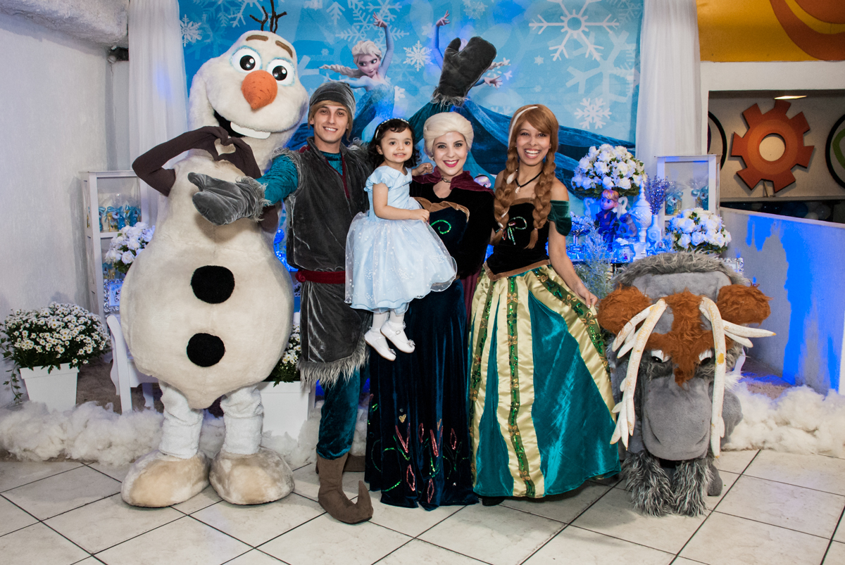 fotografia com os personagens no Buffet Fábrica da Alegria, Osasco, São Paulo, aniversário de anna clara, 3 anos, tema da festa Frozen