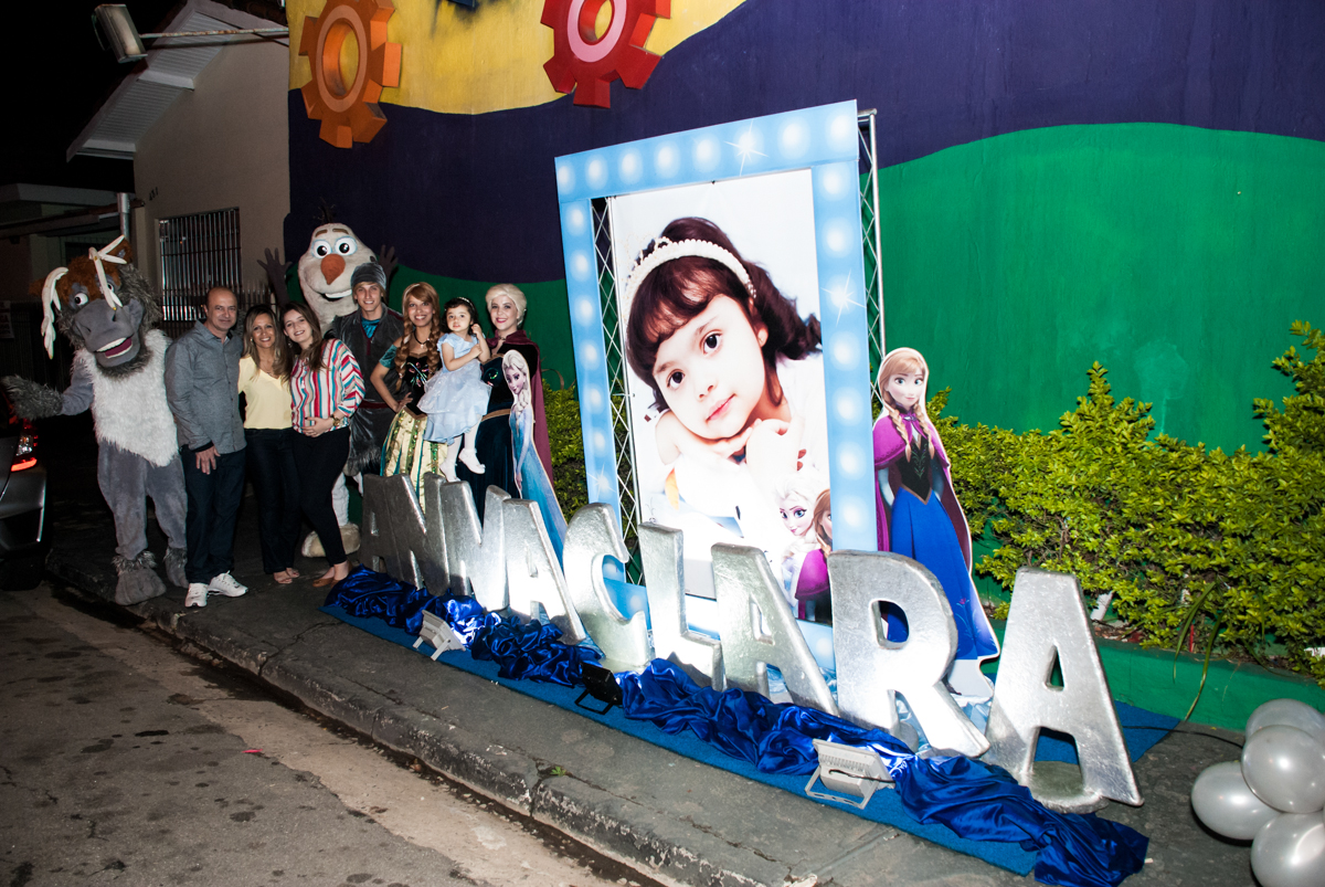 fotografia da família na fachada de cinema no Buffet Fábrica da Alegria, Osasco, São Paulo, aniversário de anna clara, 3 anos, tema da festa Frozen