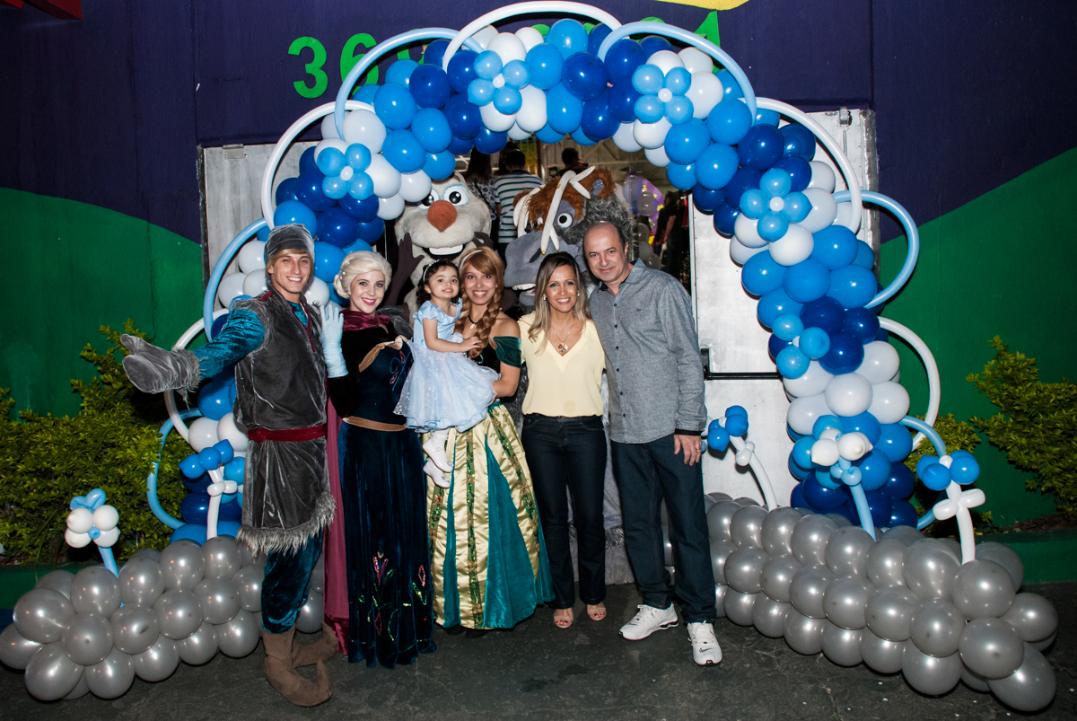 familia e os personagens posam para a foto em baixo do arco de bexigas no Buffet Fábrica da Alegria, Osasco, São Paulo, aniversário de anna clara, 3 anos, tema da festa Frozen