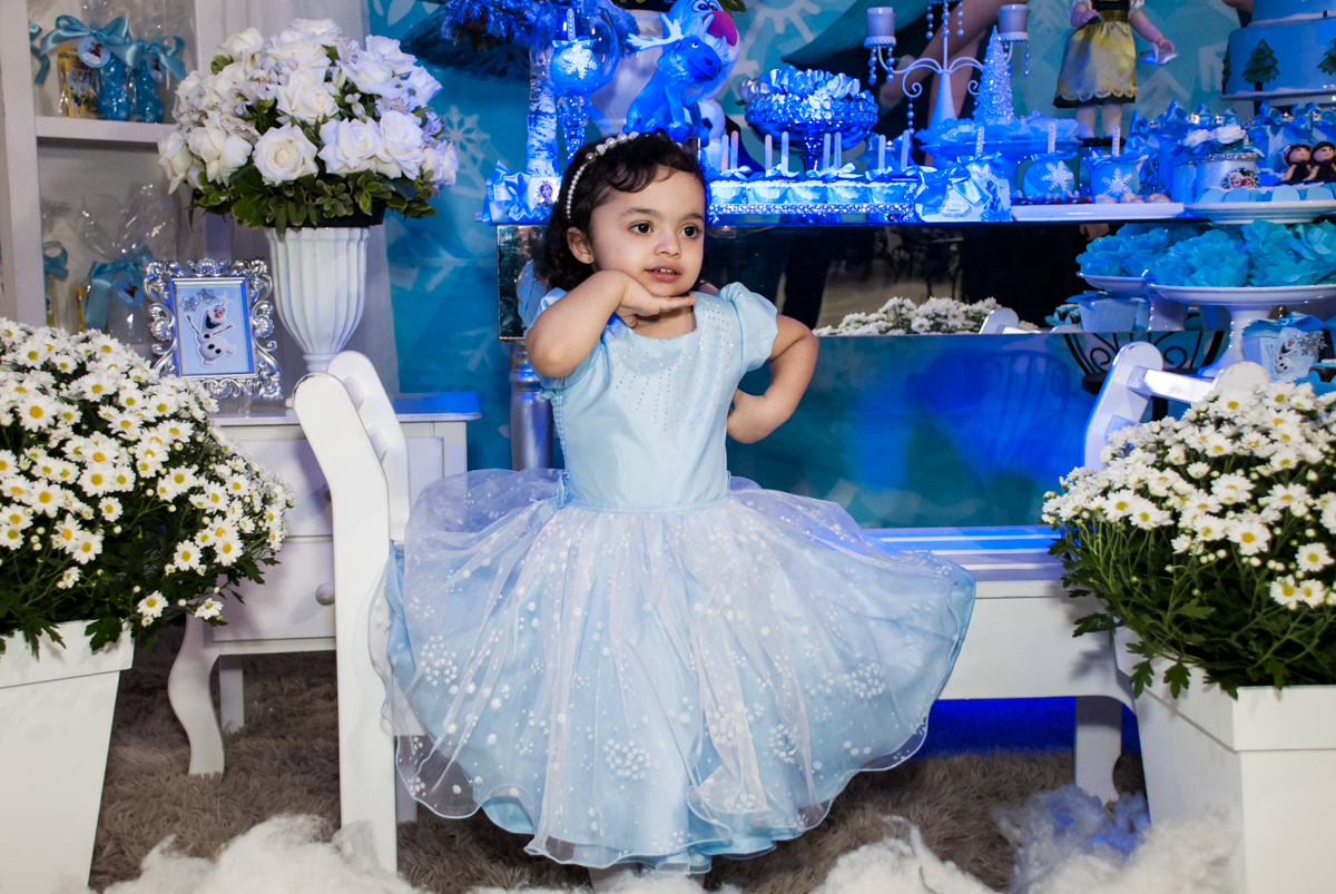 aniversariante faz foto na mesa temátic no Buffet Fábrica da Alegria, Osasco, São Paulo, aniversário de anna clara, 3 anos, tema da festa Frozen