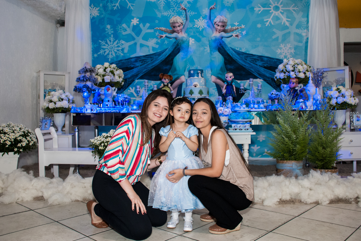 fotografia com as irmãs no Buffet Fábrica da Alegria, Osasco, São Paulo, aniversário de anna clara, 3 anos, tema da festa Frozen