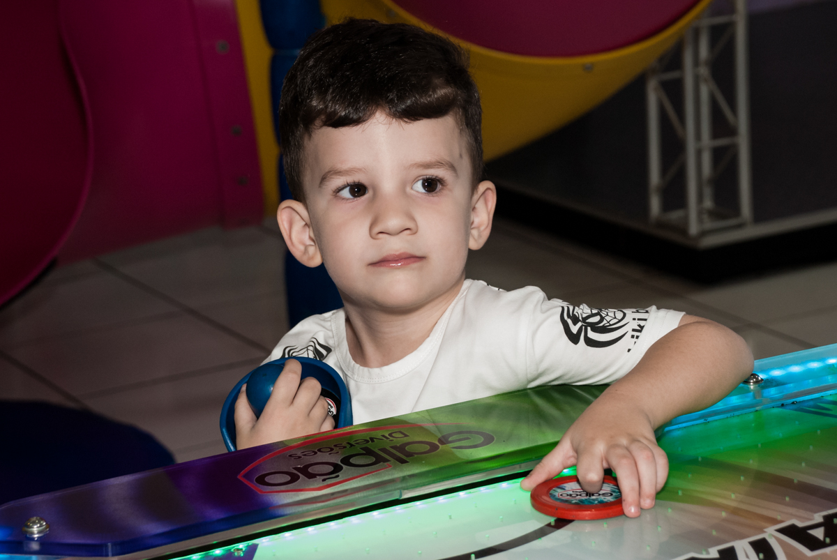 jogando no futebol de mesa no Buffet Magic Joy, saude, são Paulo, aniversário de Catarina 3 anos, tema da festa fundo do mar