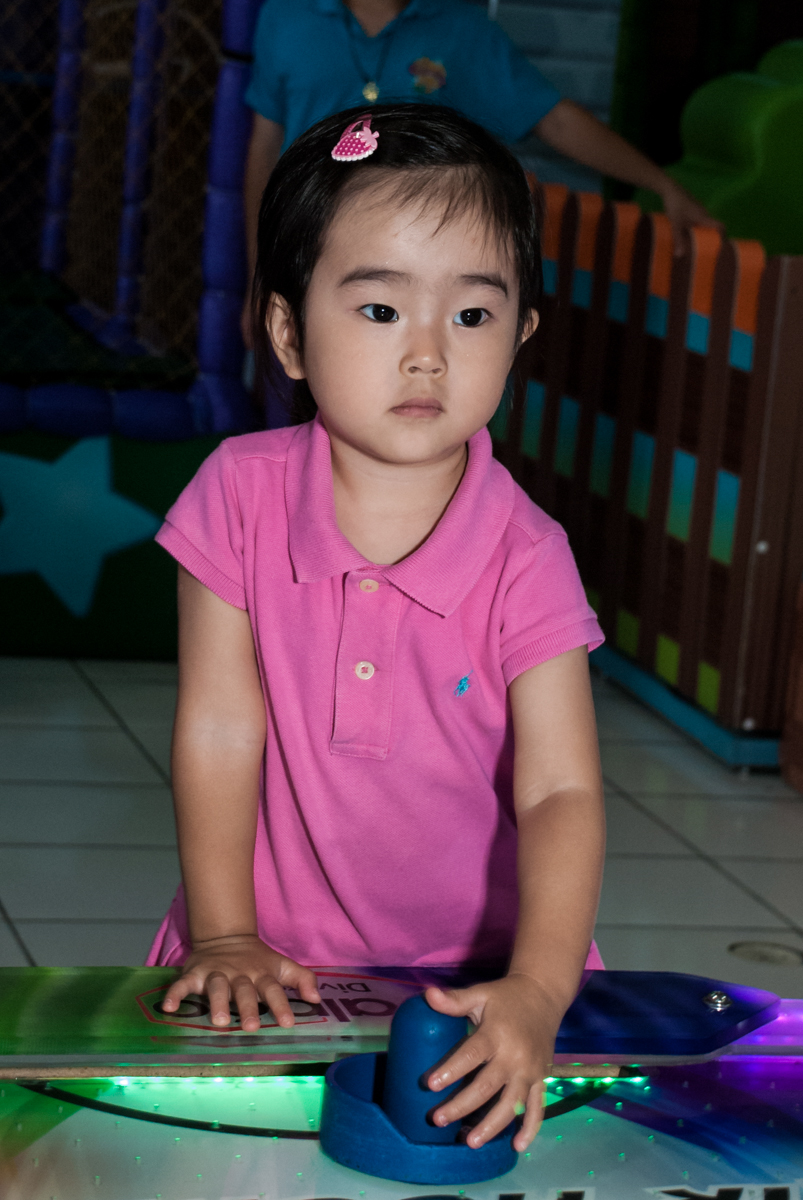 jogando futebol de mesa no Buffet Magic Joy, saude, são Paulo, aniversário de Catarina 3 anos, tema da festa fundo do mar