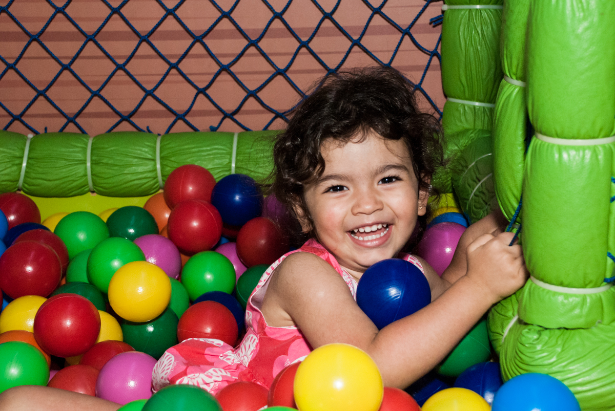 bagunça na piscina de bolinhas no Buffet Magic Joy, saude, são Paulo, aniversário de Catarina 3 anos, tema da festa fundo do mar