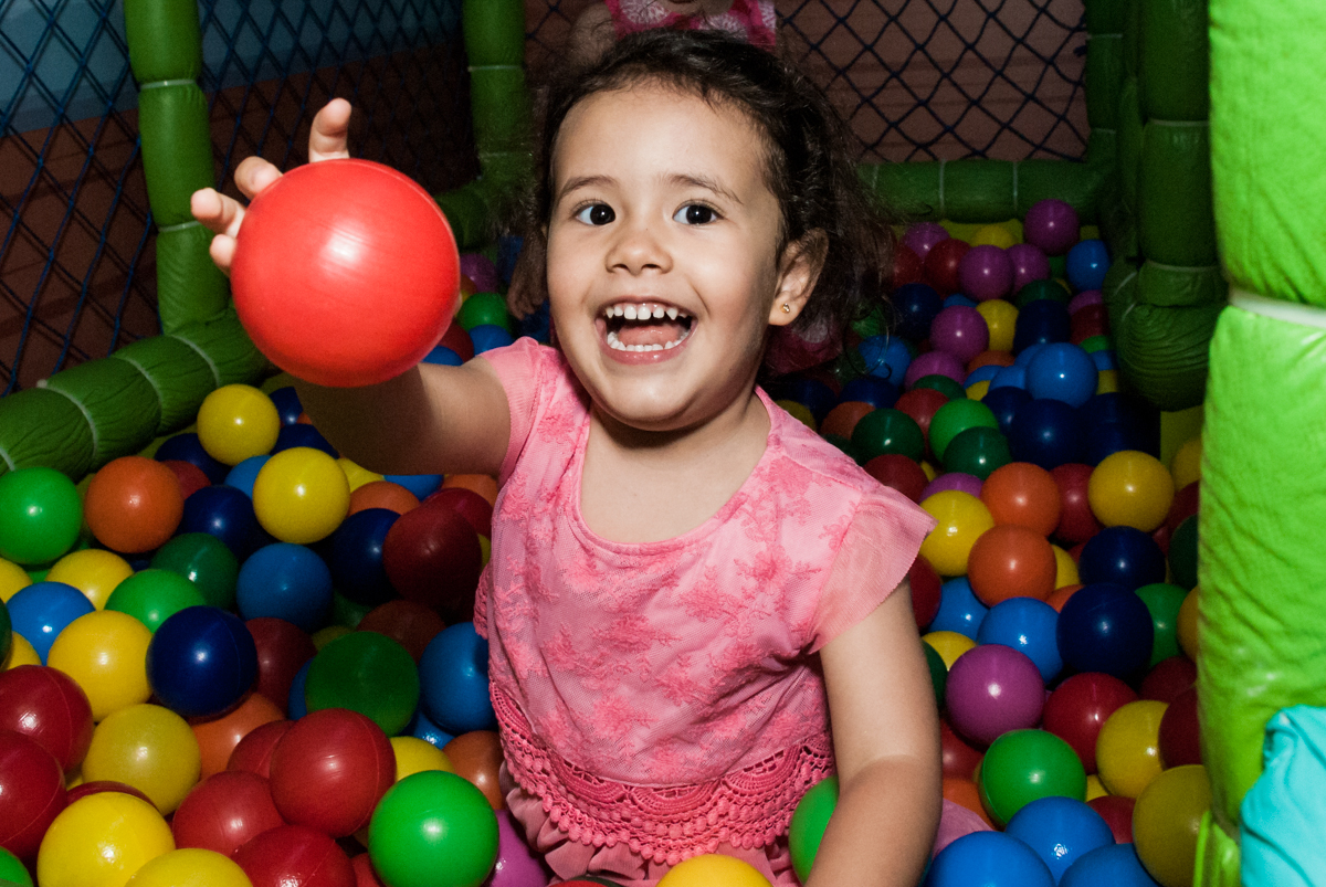 bagunça na piscina de bolinhas no Buffet Magic Joy, saude, são Paulo, aniversário de Catarina 3 anos, tema da festa fundo do mar