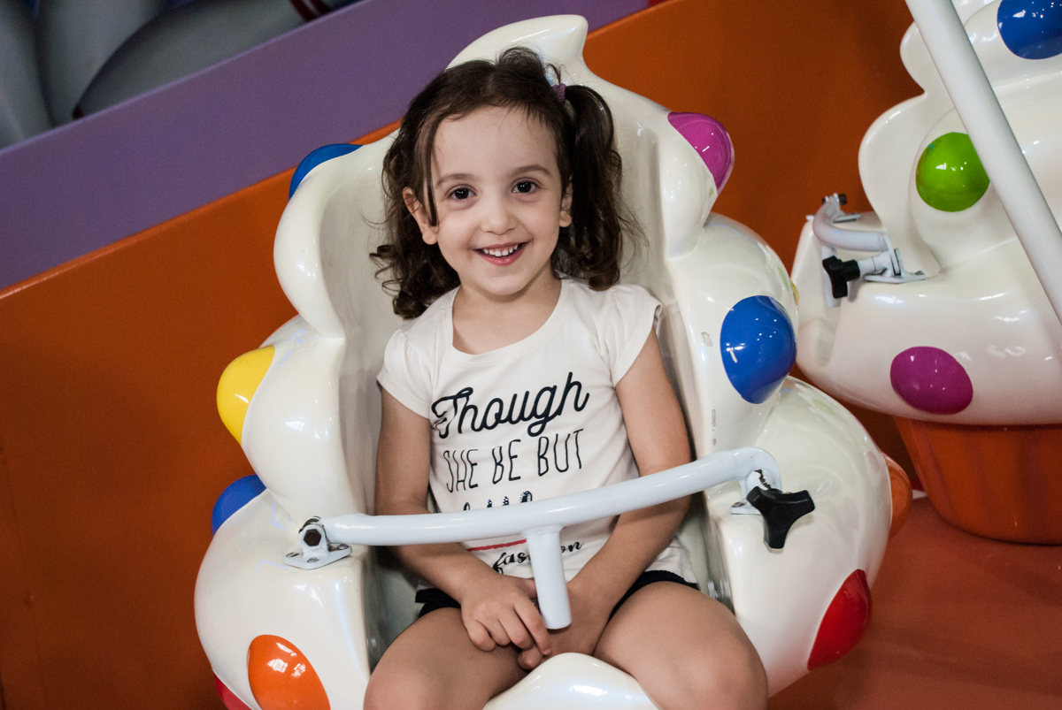 brincando no carrossel no Buffet Magic Joy, saude, são Paulo, aniversário de Catarina 3 anos, tema da festa fundo do mar