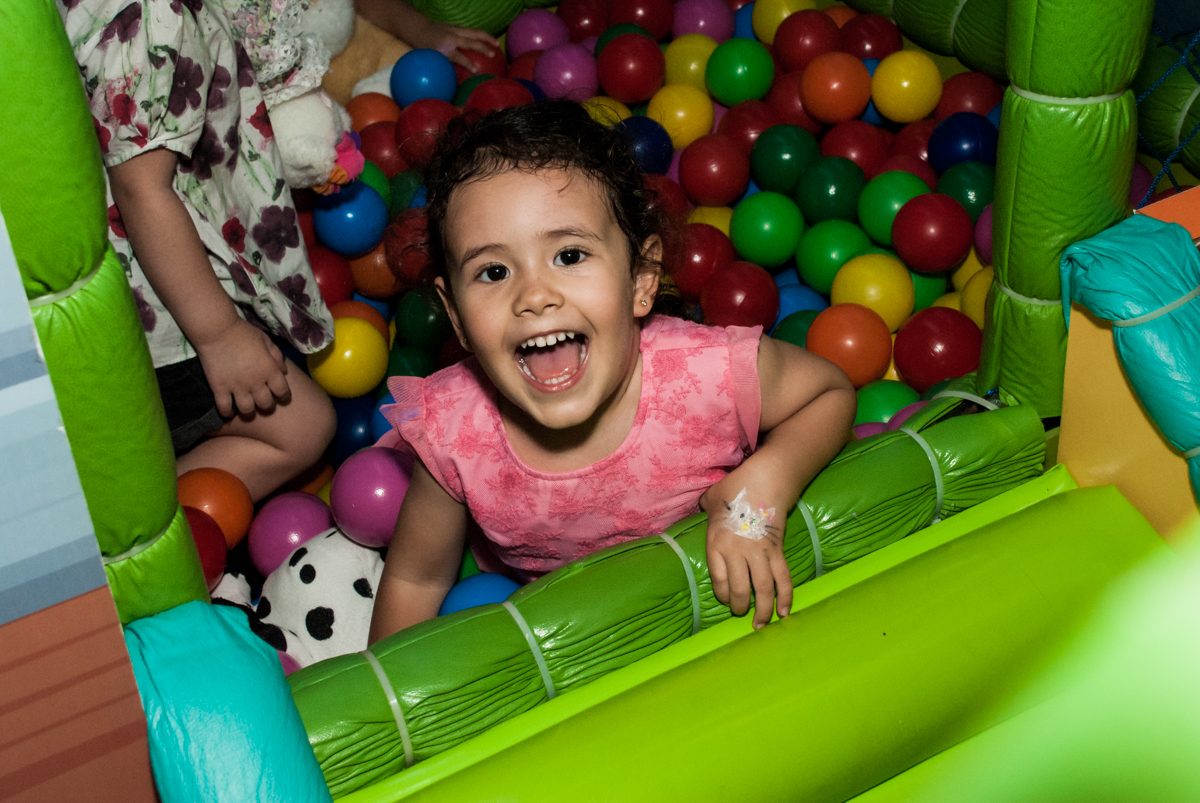 piscina de bolinhas divertida no Buffet Magic Joy, saude, são Paulo, aniversário de Catarina 3 anos, tema da festa fundo do mar