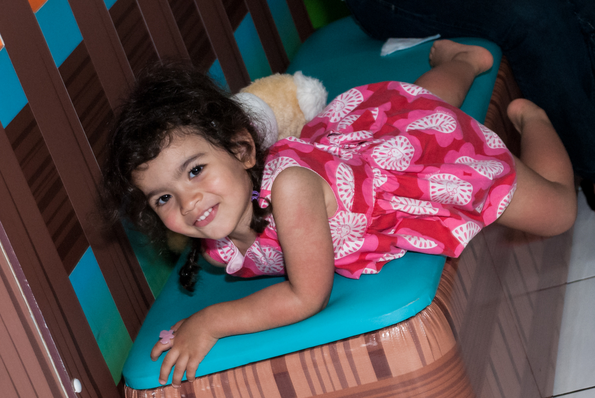 posando para a foto no Buffet Magic Joy, saude, são Paulo, aniversário de Catarina 3 anos, tema da festa fundo do mar