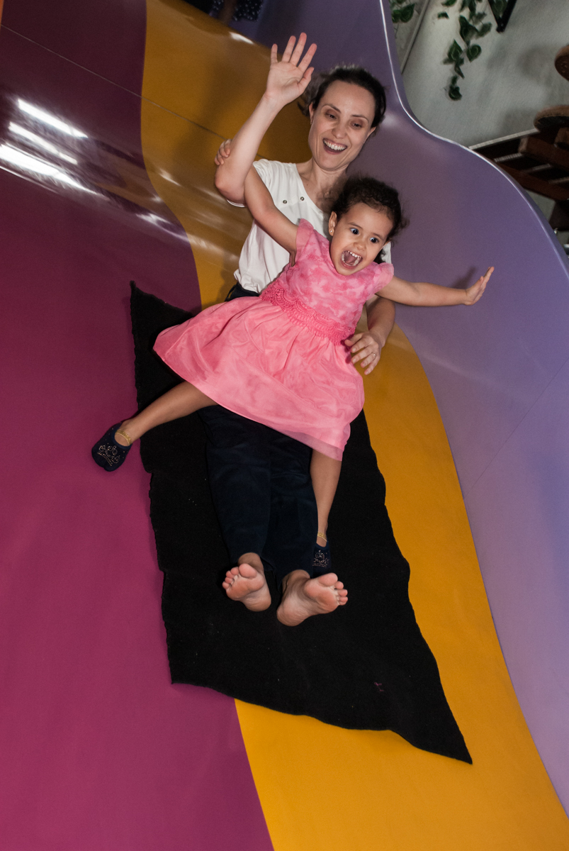 escorregando no tobogã no Buffet Magic Joy, saude, são Paulo, aniversário de Catarina 3 anos, tema da festa fundo do mar