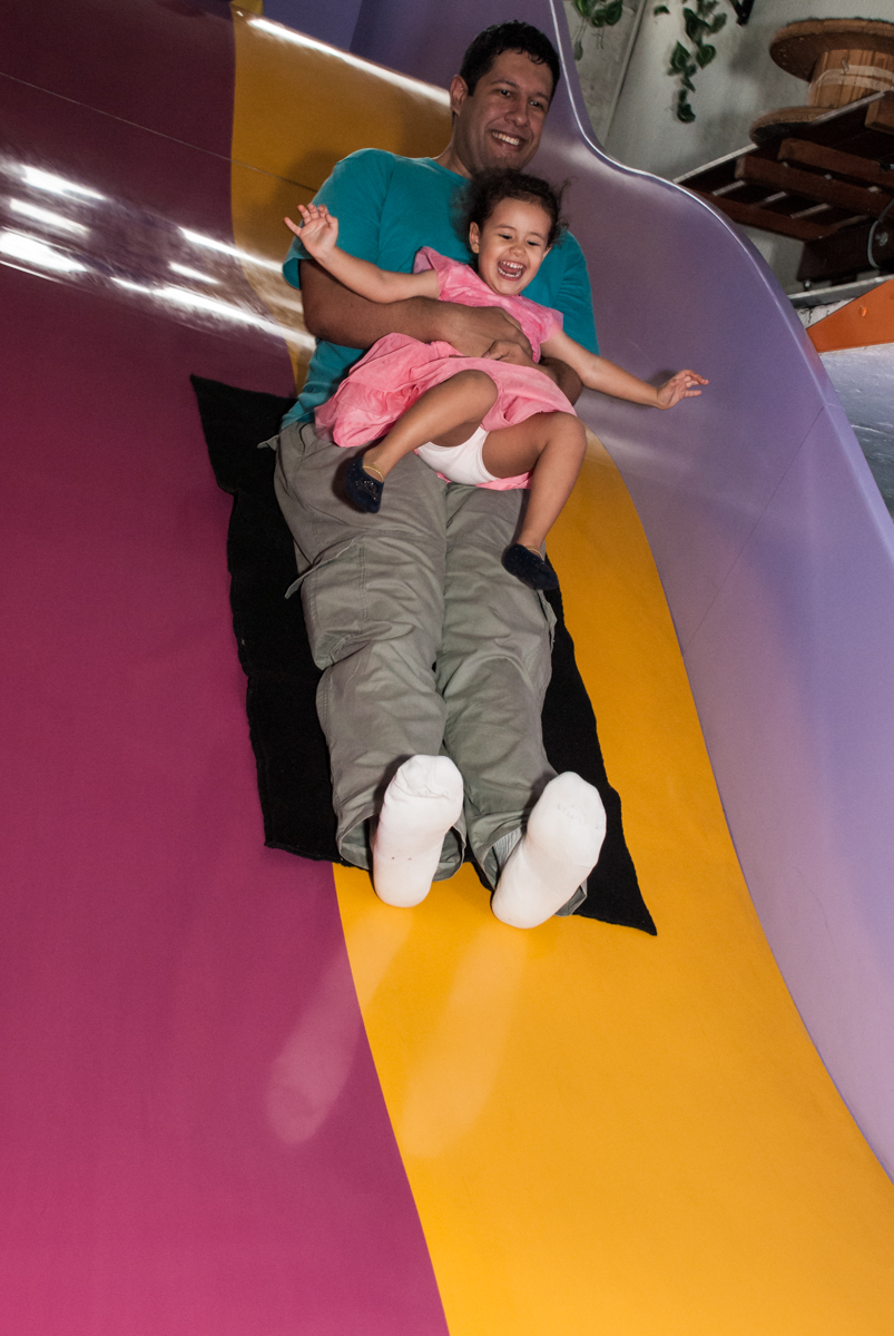 escorregando no tobogã com o pai no Buffet Magic Joy, saude, são Paulo, aniversário de Catarina 3 anos, tema da festa fundo do mar