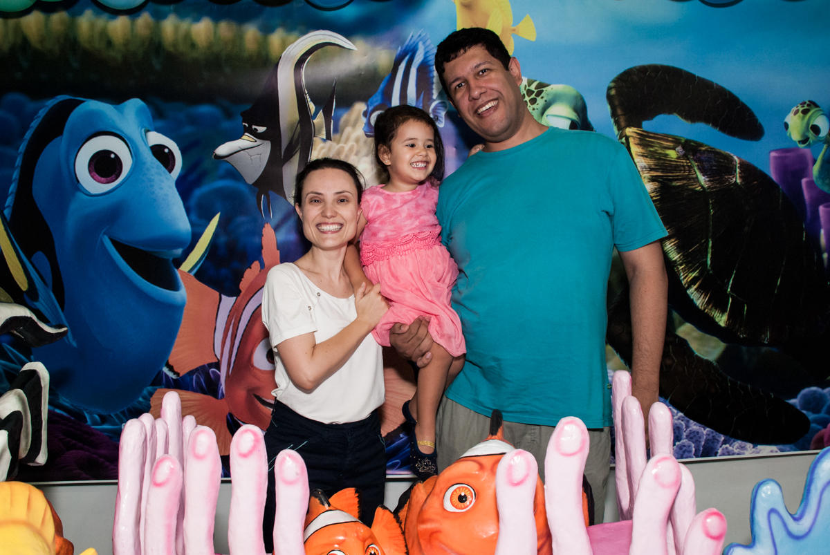 fotografia da família na mesa decorada no Buffet Magic Joy, saude, são Paulo, aniversário de Catarina 3 anos, tema da festa fundo do mar