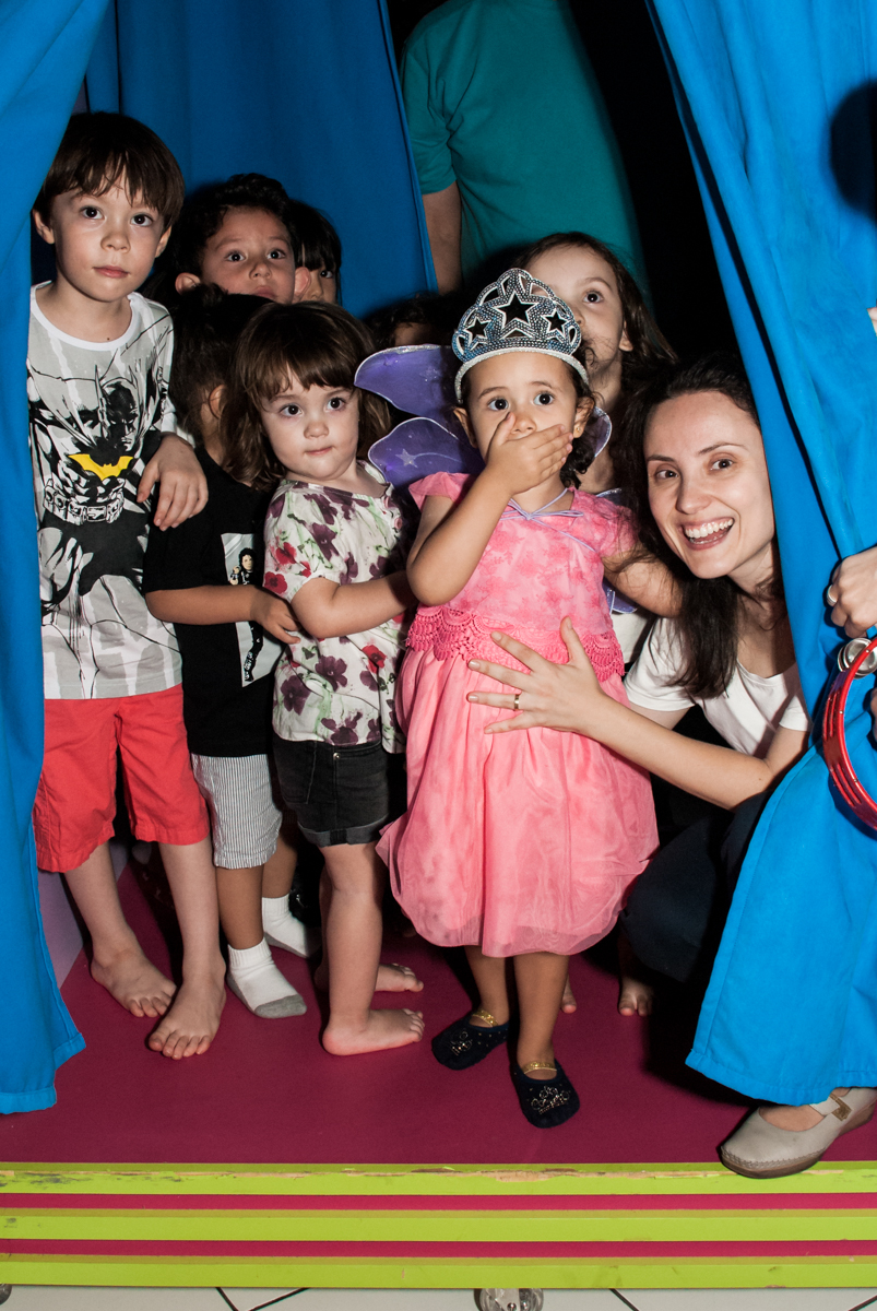 saindo da máquina de parabéns no Buffet Magic Joy, saude, são Paulo, aniversário de Catarina 3 anos, tema da festa fundo do mar