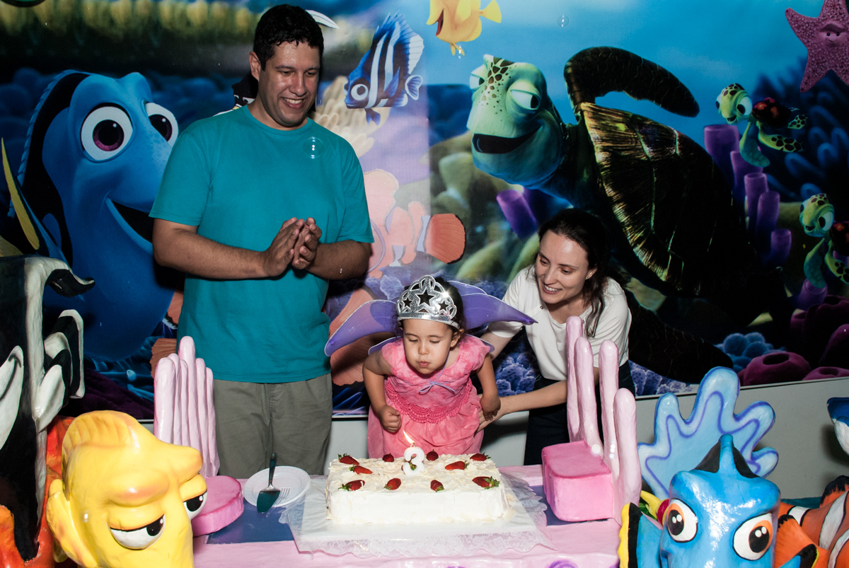 soprando a vela do bolo no Buffet Magic Joy, saude, são Paulo, aniversário de Catarina 3 anos, tema da festa fundo do mar