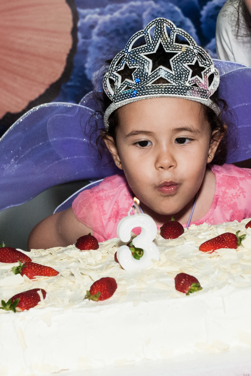 força para apagar a vela do bolo no Buffet Magic Joy, saude, são Paulo, aniversário de Catarina 3 anos, tema da festa fundo do mar