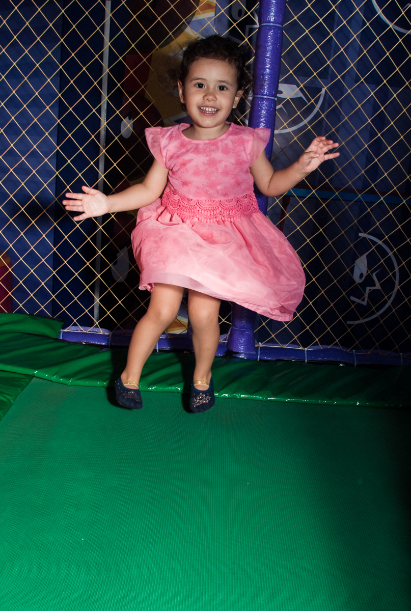 final da festa na cama elástica no Buffet Magic Joy, saude, são Paulo, aniversário de Catarina 3 anos, tema da festa fundo do mar