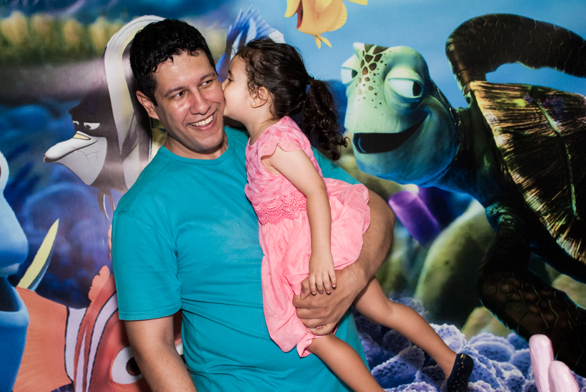 foto pai e filha no Buffet Magic Joy, saude, são Paulo, aniversário de Catarina 3 anos, tema da festa fundo do mar