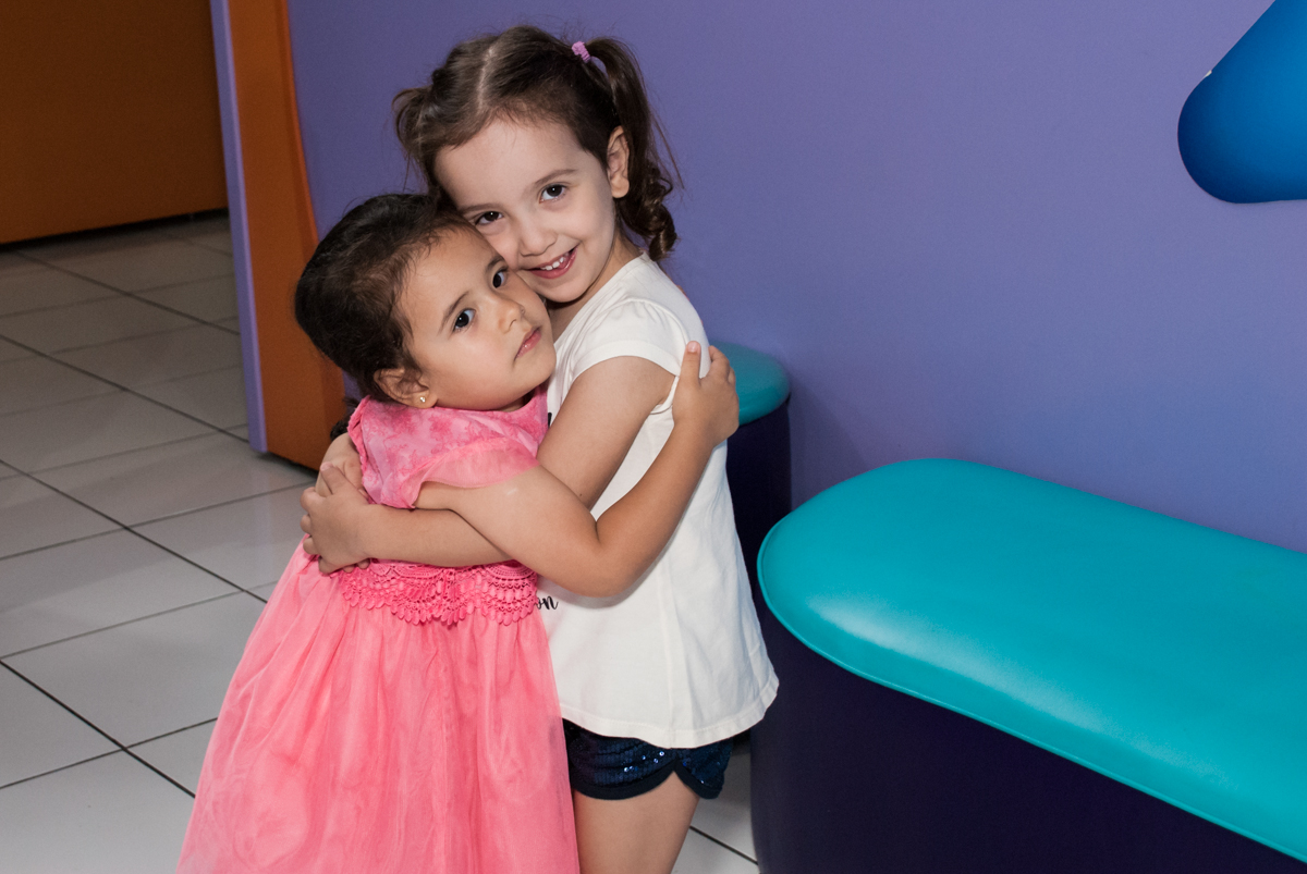 recebendo a amiga em sua festa no Buffet Magic Joy, saude, são Paulo, aniversário de Catarina 3 anos, tema da festa fundo do mar