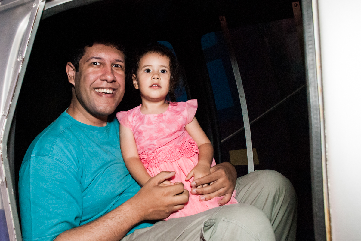 brincando no trenzinho  monorreio no Buffet Magic Joy, saude, são Paulo, aniversário de Catarina 3 anos, tema da festa fundo do mar