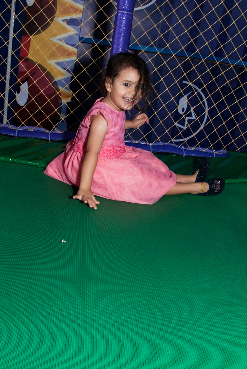 brincando na cama elástica no Buffet Magic Joy, saude, são Paulo, aniversário de Catarina 3 anos, tema da festa fundo do mar