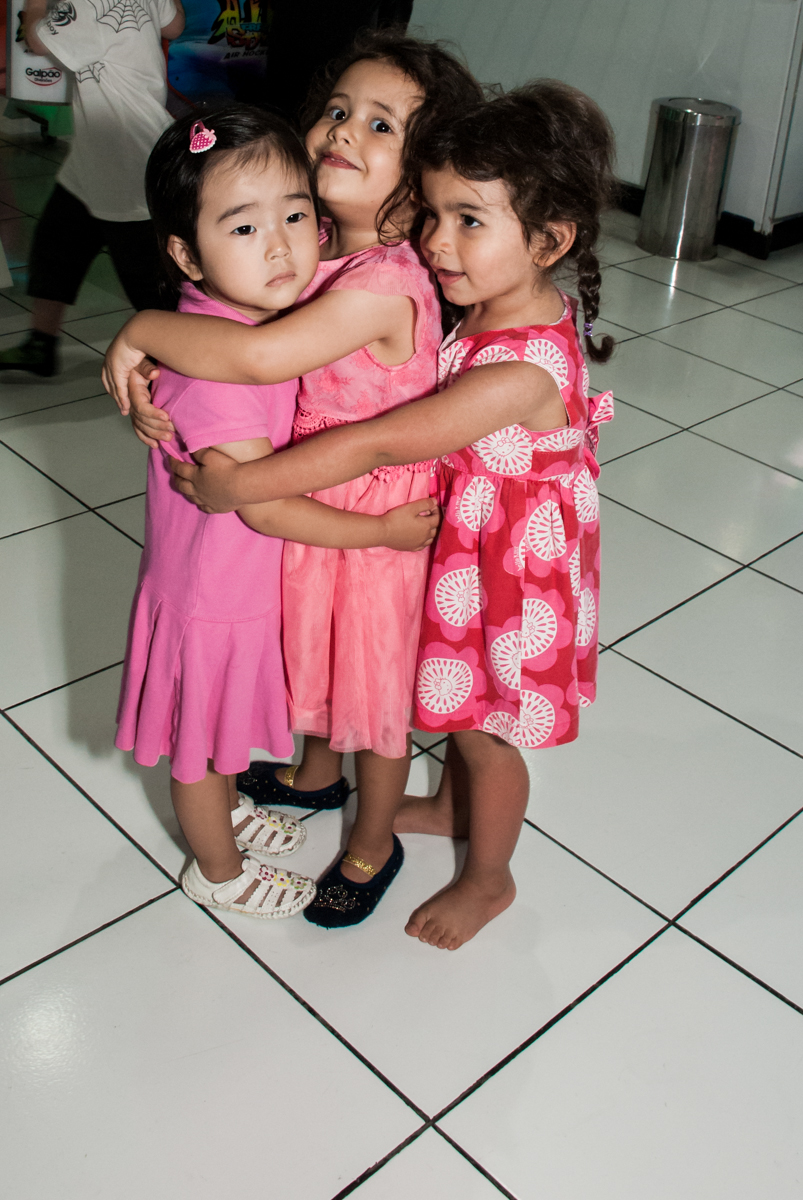abraço das amigas no Buffet Magic Joy, saude, são Paulo, aniversário de Catarina 3 anos, tema da festa fundo do mar