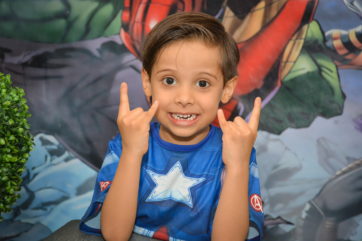 posando para a foto no buffet Fábrica da Alegria, Morumbi, São Paulo, aniversário de Leonardo 5 anos, tema da festa os vingadores