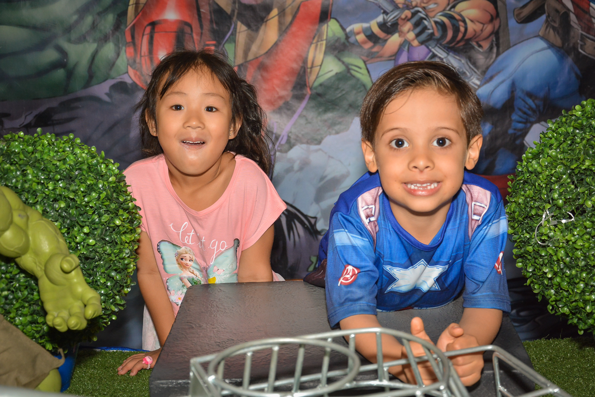 fotografia com amiga no buffet Fábrica da Alegria, Morumbi, São Paulo, aniversário de Leonardo 5 anos, tema da festa os vingadores