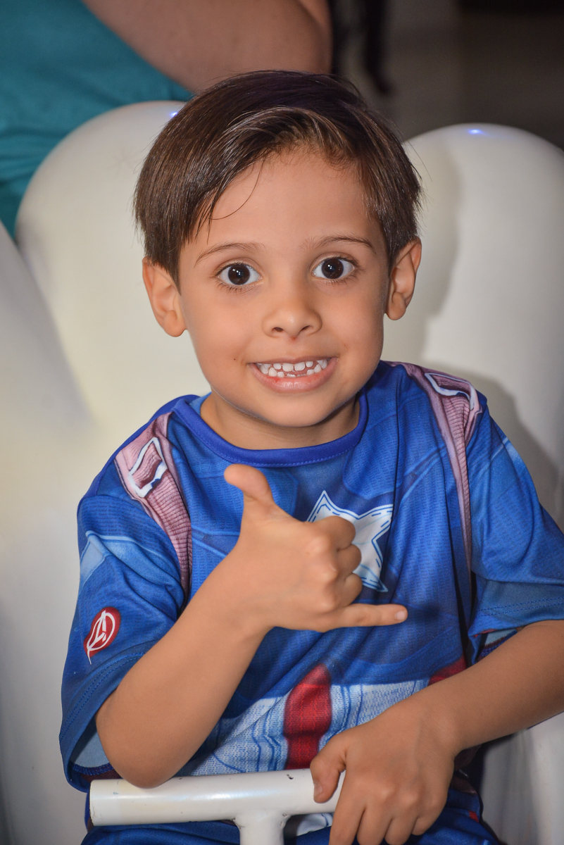 brincando no carrossel no buffet Fábrica da Alegria, Morumbi, São Paulo, aniversário de Leonardo 5 anos, tema da festa os vingadores
