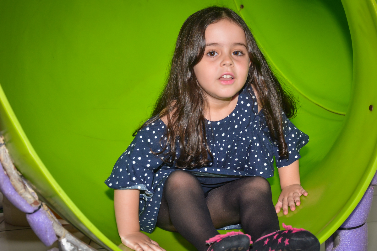 escorregando no escorregador no buffet Fábrica da Alegria, Morumbi, São Paulo, aniversário de Leonardo 5 anos, tema da festa os vingadores