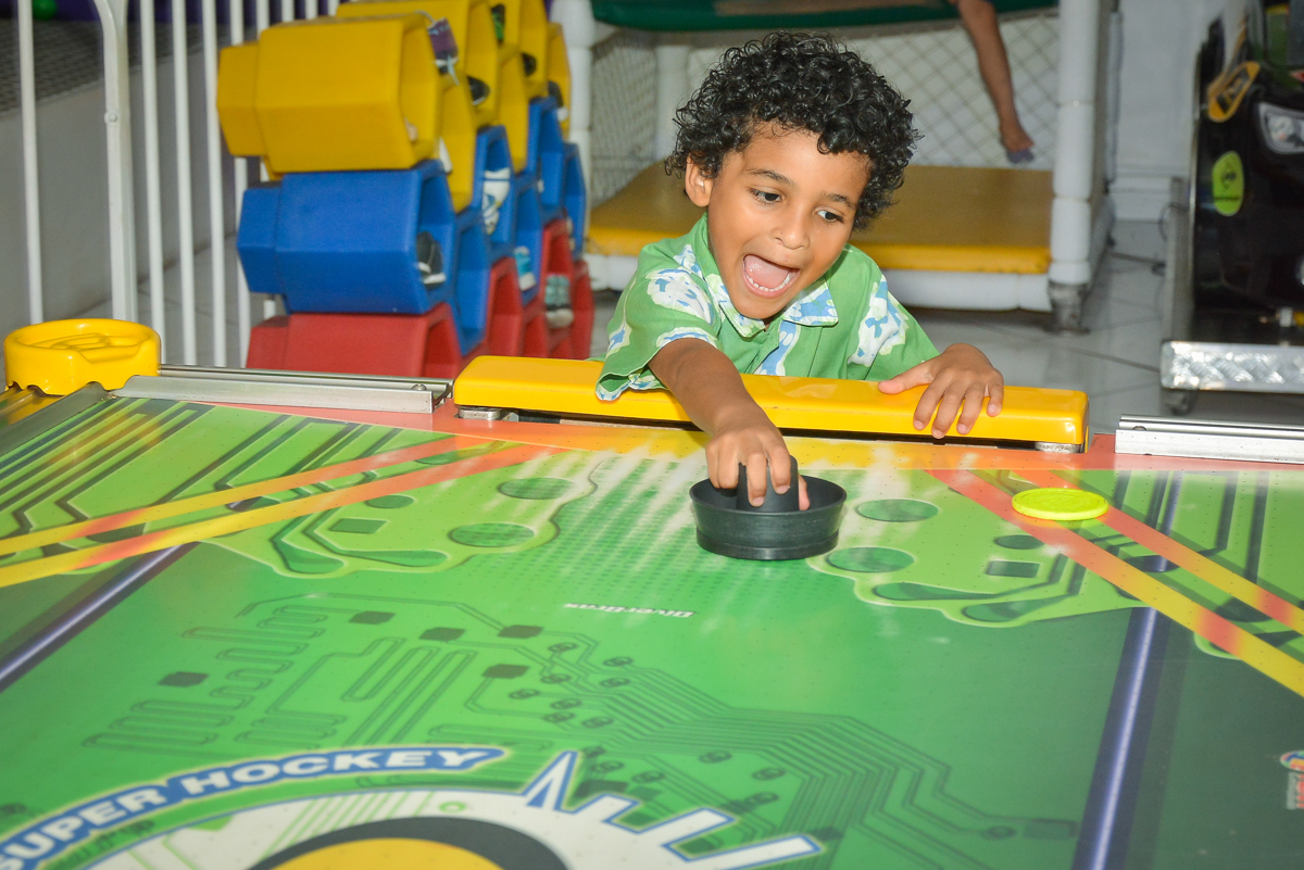 disputando jogo de futeol no buffet Fábrica da Alegria, Morumbi, São Paulo, aniversário de Leonardo 5 anos, tema da festa os vingadores