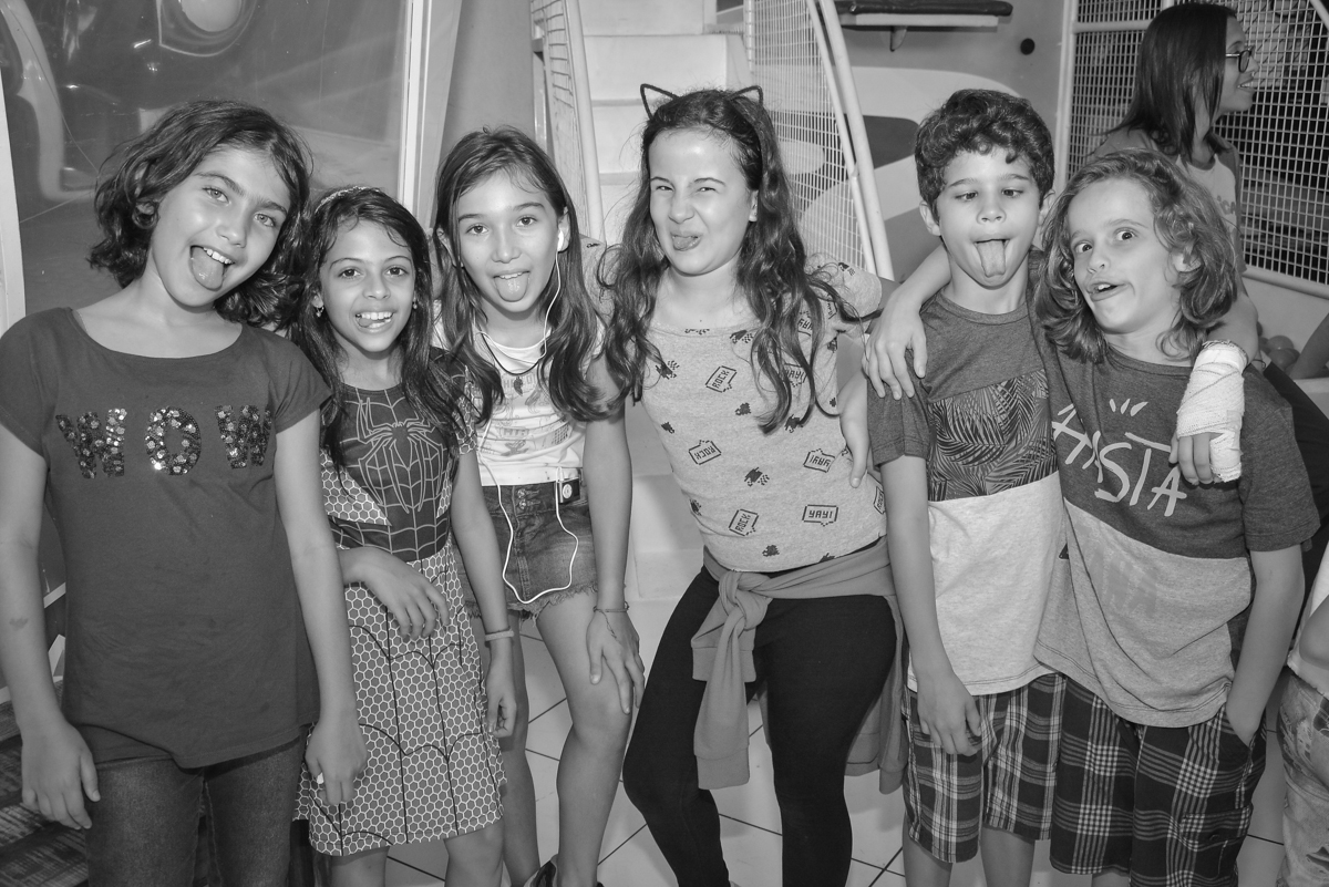 amigas posam para a foto no buffet Fábrica da Alegria, Morumbi, São Paulo, aniversário de Leonardo 5 anos, tema da festa os vingadores
