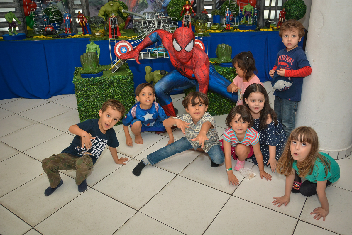 chegada do homem aranha para a festa no buffet Fábrica da Alegria, Morumbi, São Paulo, aniversário de Leonardo 5 anos, tema da festa os vingadores