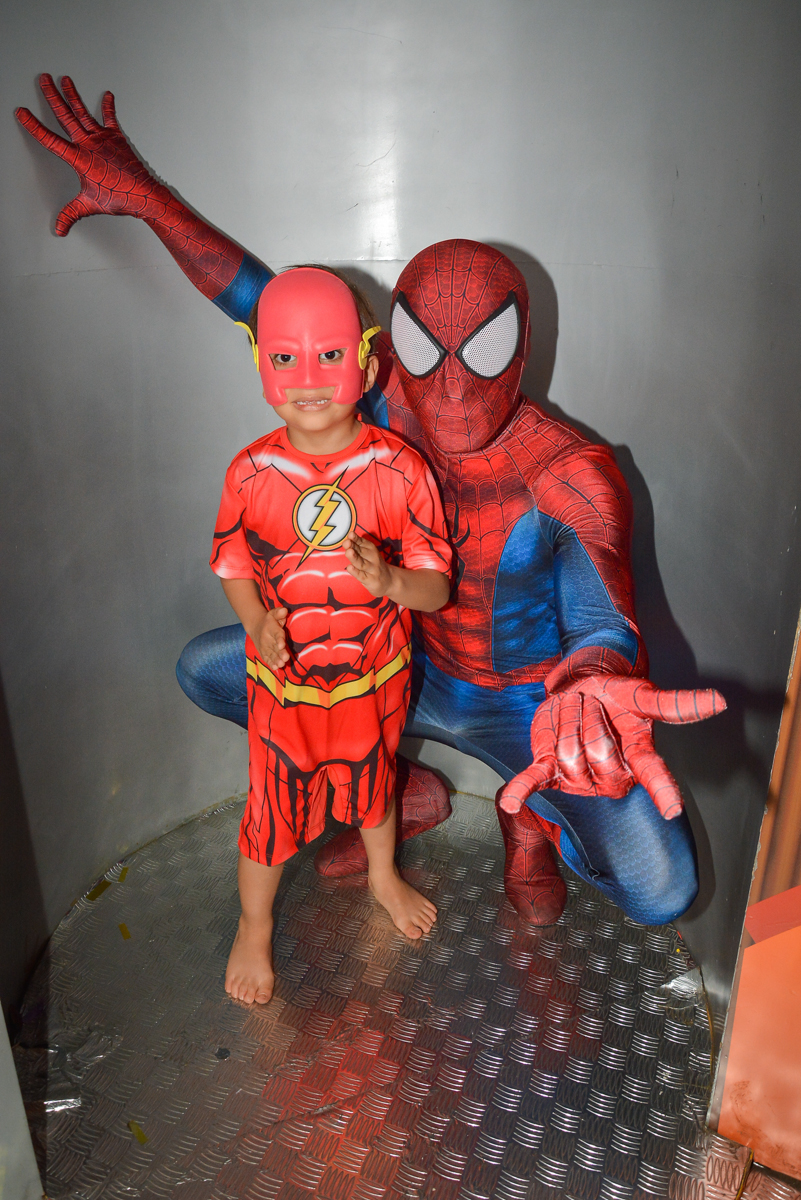saindo da máquina do parabéns no buffet Fábrica da Alegria, Morumbi, São Paulo, aniversário de Leonardo 5 anos, tema da festa os vingadores