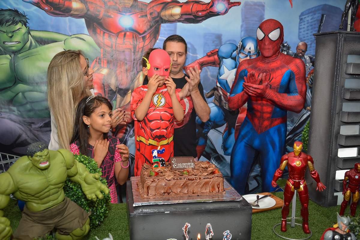hora de cantar parabéns no buffet Fábrica da Alegria, Morumbi, São Paulo, aniversário de Leonardo 5 anos, tema da festa os vingadores