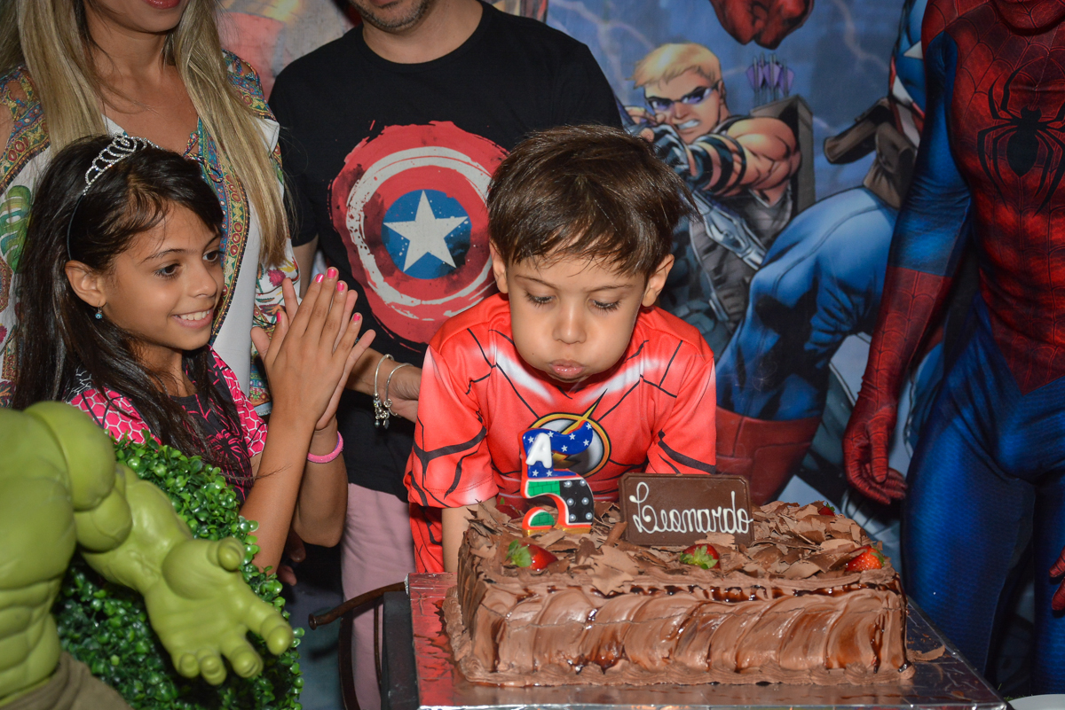 soprando a vela do bolo no buffet Fábrica da Alegria, Morumbi, São Paulo, aniversário de Leonardo 5 anos, tema da festa os vingadores
