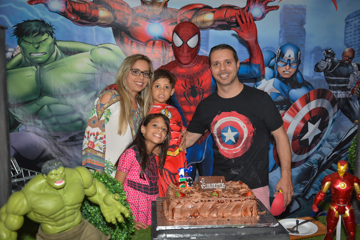 foto da família na mesa decorada no buffet Fábrica da Alegria, Morumbi, São Paulo, aniversário de Leonardo 5 anos, tema da festa os vingadores