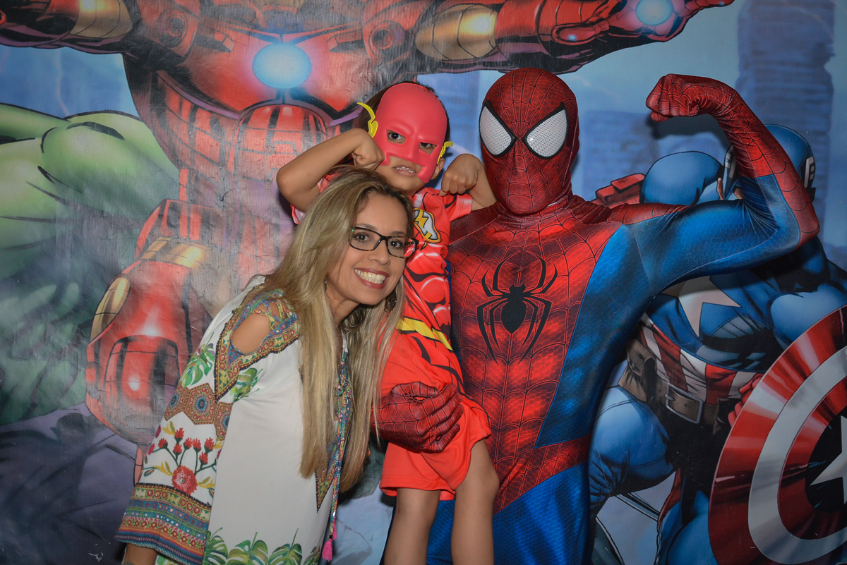 foto com o homem aranha no buffet Fábrica da Alegria, Morumbi, São Paulo, aniversário de Leonardo 5 anos, tema da festa os vingadores