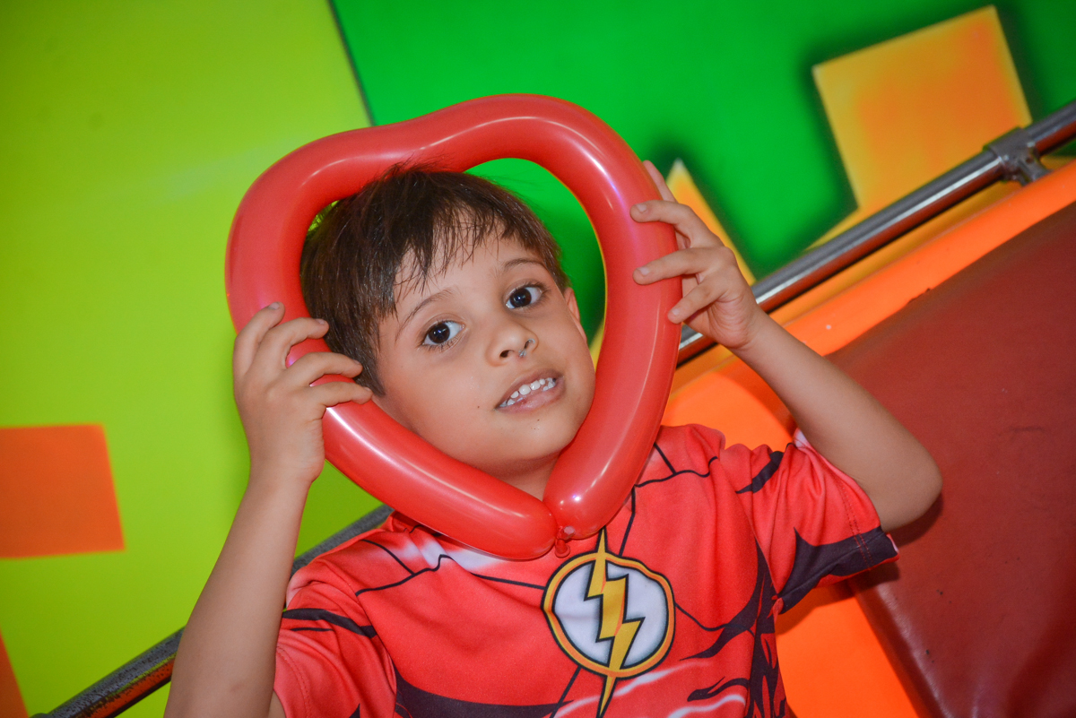 bexiga de coração moldura para a foto no buffet Fábrica da Alegria, Morumbi, São Paulo, aniversário de Leonardo 5 anos, tema da festa os vingadores