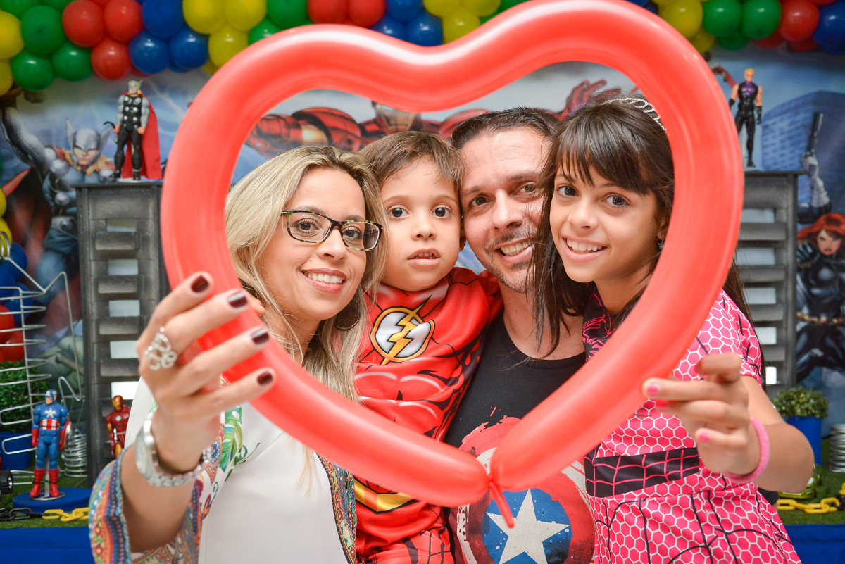foto da família na moldura de bexiga no buffet Fábrica da Alegria, Morumbi, São Paulo, aniversário de Leonardo 5 anos, tema da festa os vingadores