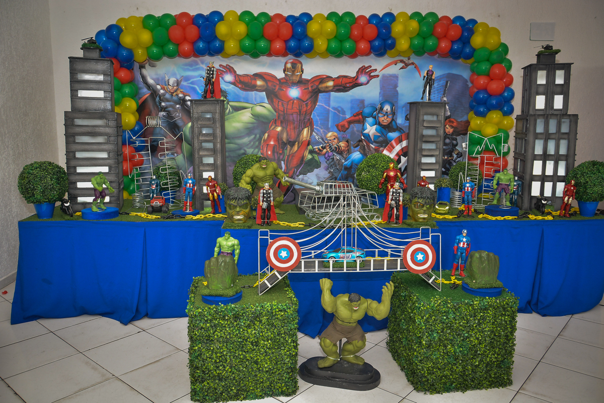 mesa decorada no buffet Fábrica da Alegria, Morumbi, São Paulo, aniversário de Leonardo 5 anos, tema da festa os vingadores