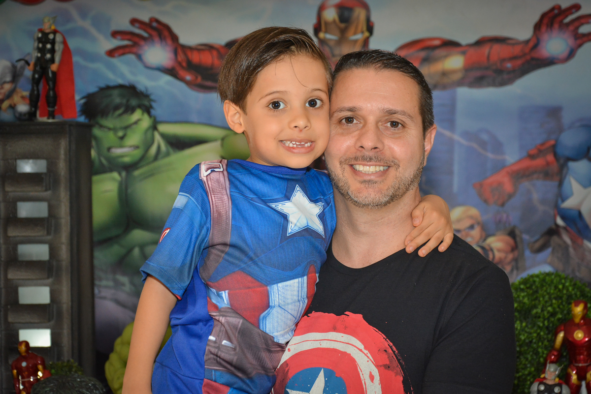 foto pai e filho no buffet Fábrica da Alegria, Morumbi, São Paulo, aniversário de Leonardo 5 anos, tema da festa os vingadores