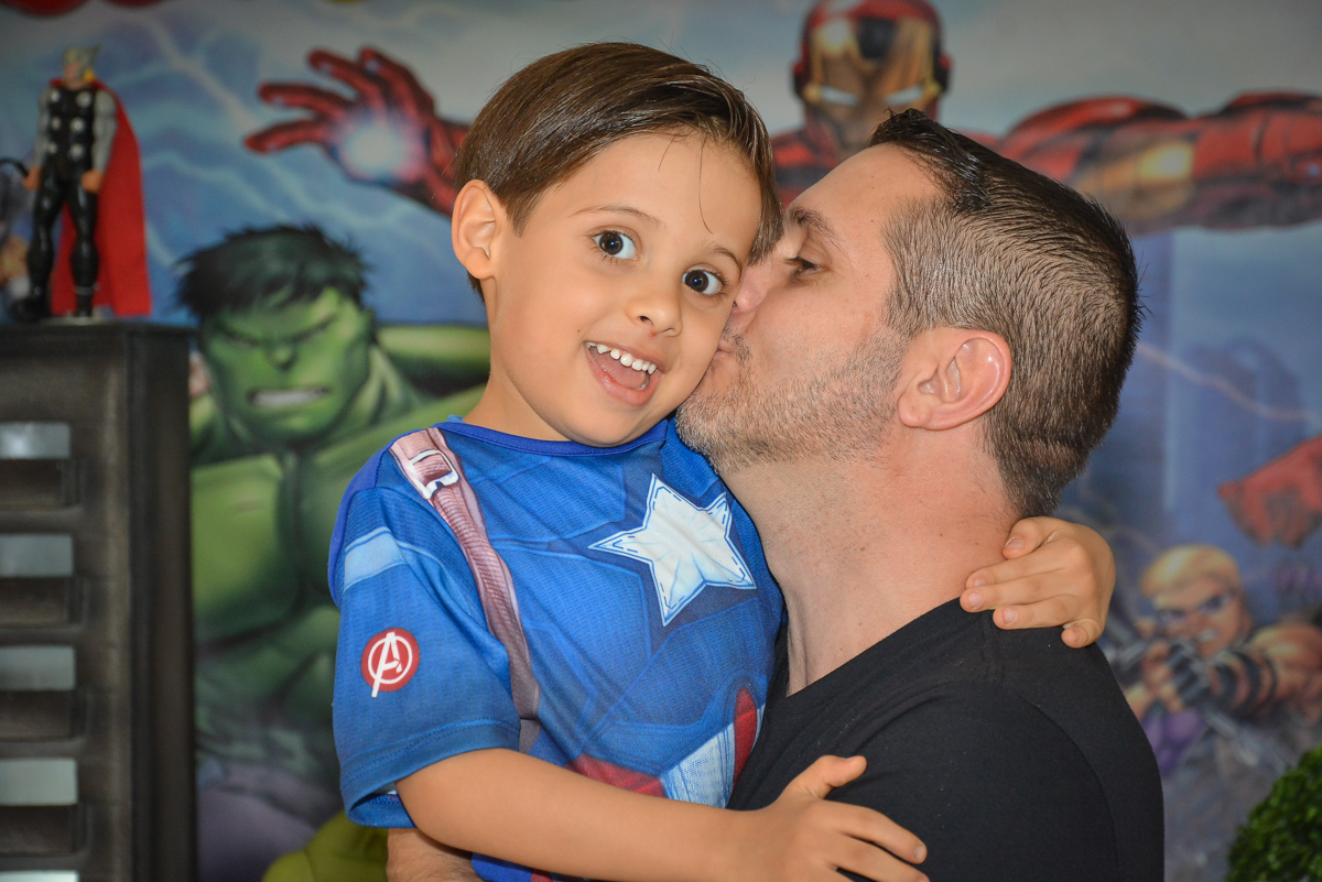beijo do papai no buffet Fábrica da Alegria, Morumbi, São Paulo, aniversário de Leonardo 5 anos, tema da festa os vingadores