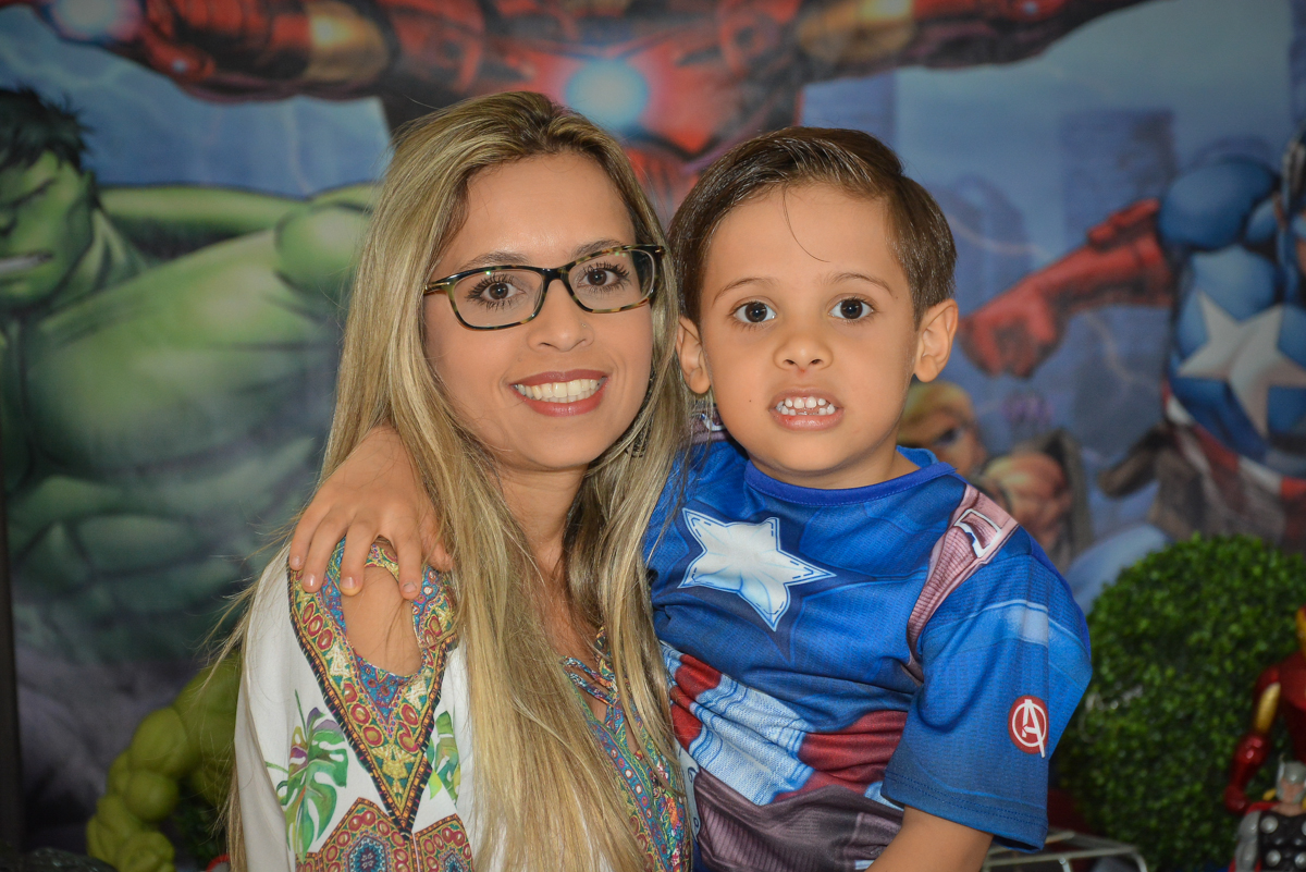foto mãe e filho no buffet Fábrica da Alegria, Morumbi, São Paulo, aniversário de Leonardo 5 anos, tema da festa os vingadores