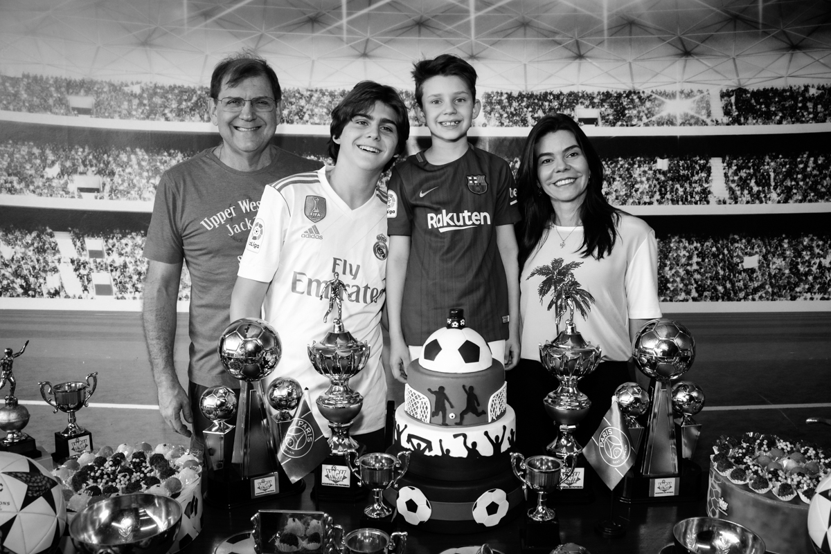 fomilia posa foto no Buffet High Soccer, aniversário de Daniel 9 anos, tema da festa futebol, time Barcelona