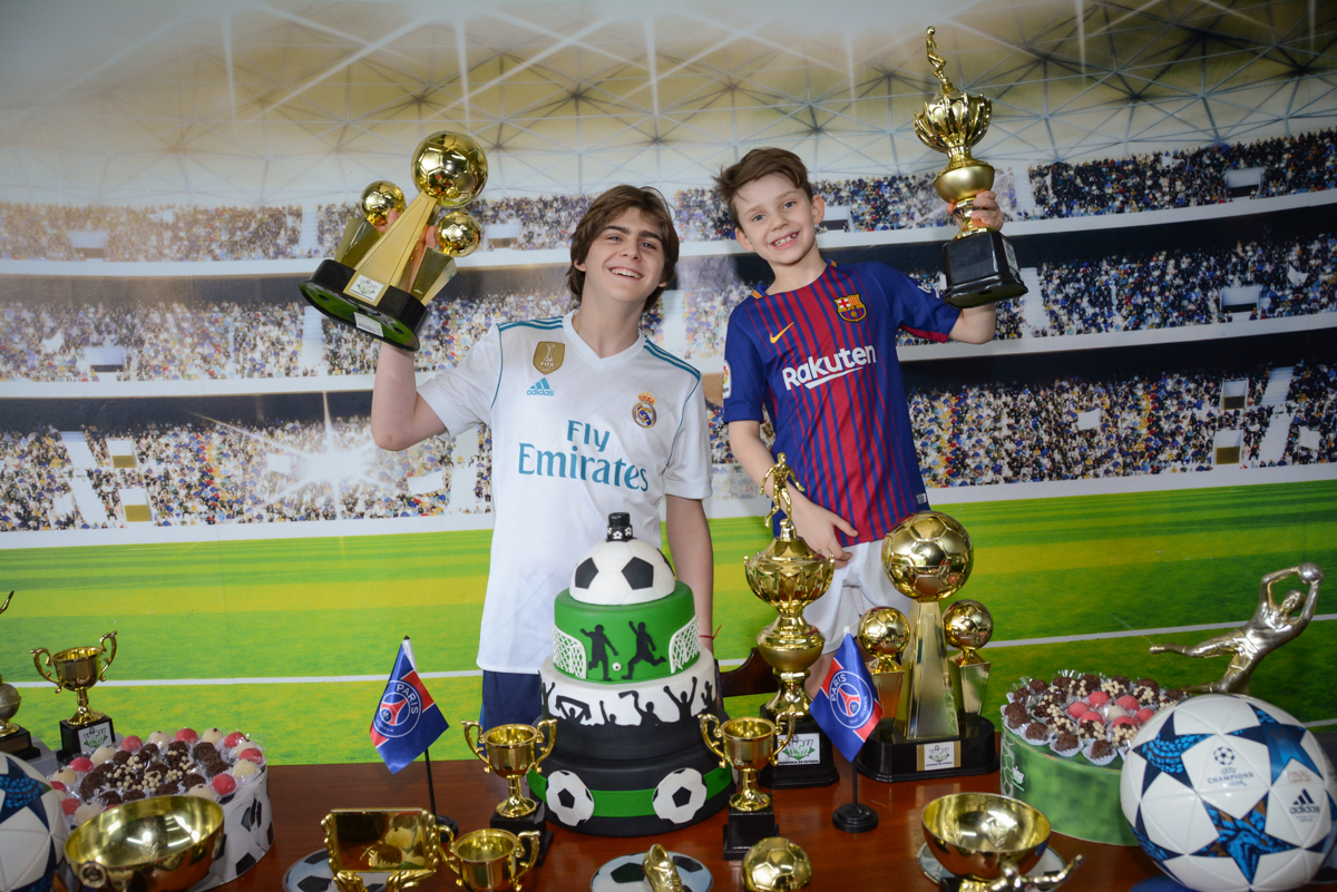 os irmãos ergue a taça no Buffet High Soccer, aniversário de Daniel 9 anos, tema da festa futebol, time Barcelona