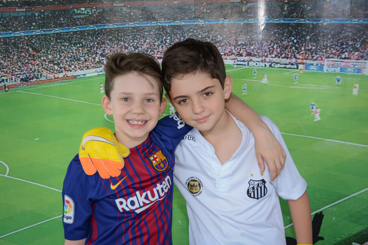 recebendo o amigo para a festa no Buffet High Soccer, aniversário de Daniel 9 anos, tema da festa futebol, time Barcelona