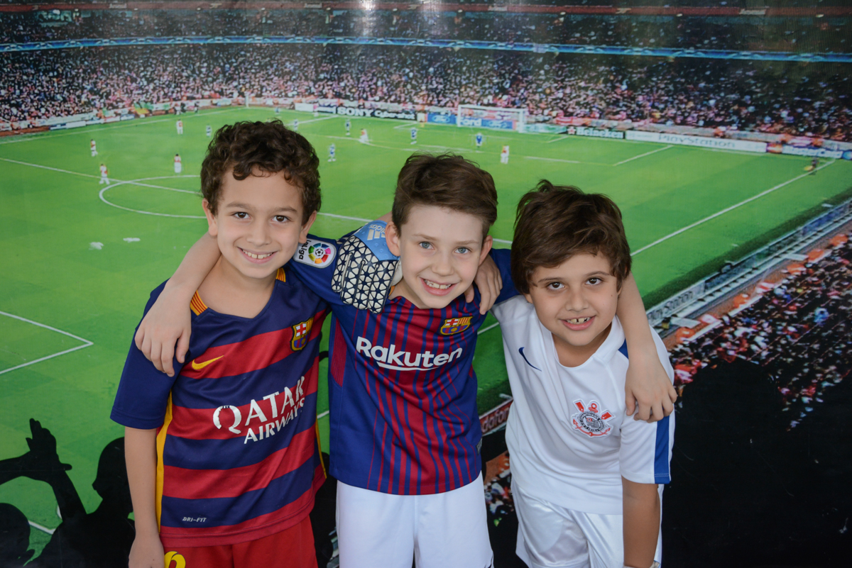 fotografia com os amigos no Buffet High Soccer, aniversário de Daniel 9 anos, tema da festa futebol, time Barcelona