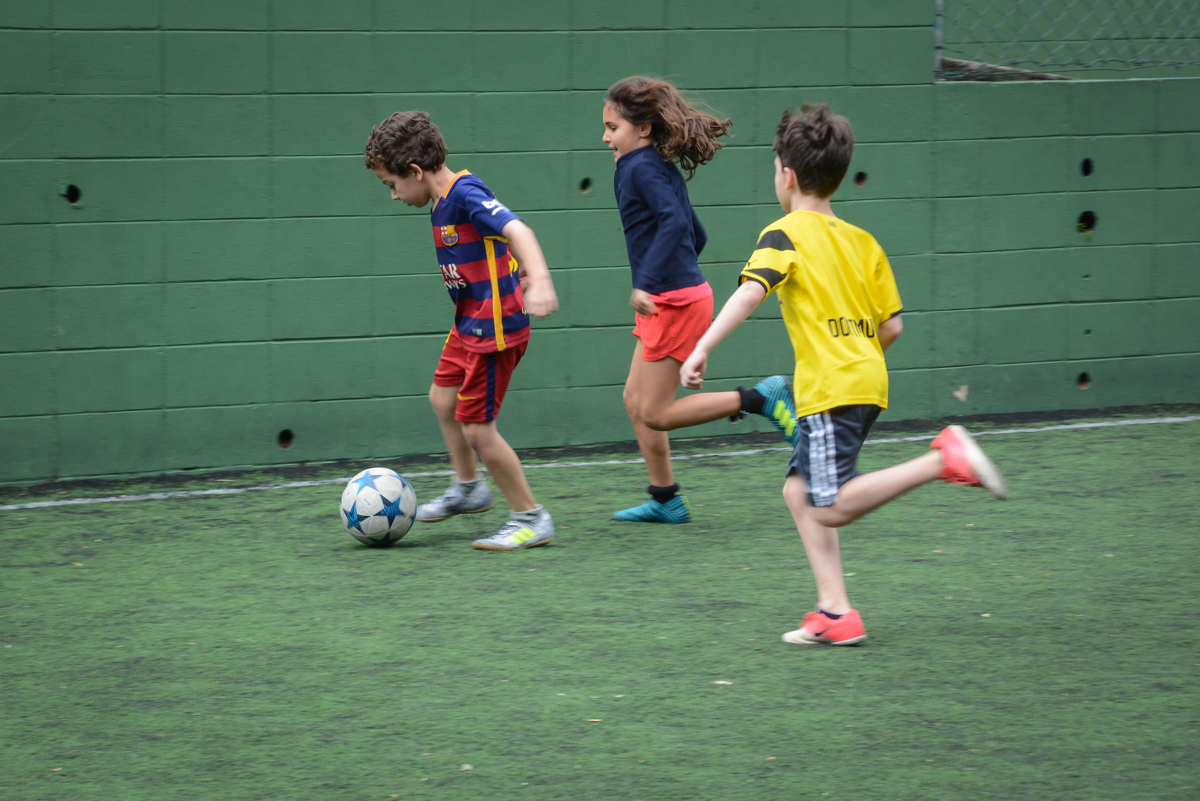 todos participan do jogo de bola no Buffet High Soccer, aniversário de Daniel 9 anos, tema da festa futebol, time Barcelona