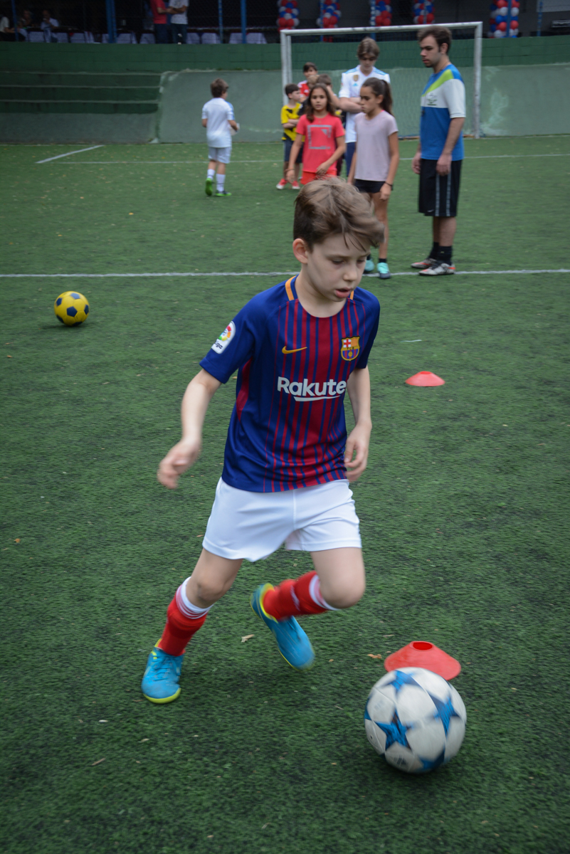 drible no jogo no Buffet High Soccer, aniversário de Daniel 9 anos, tema da festa futebol, time Barcelona