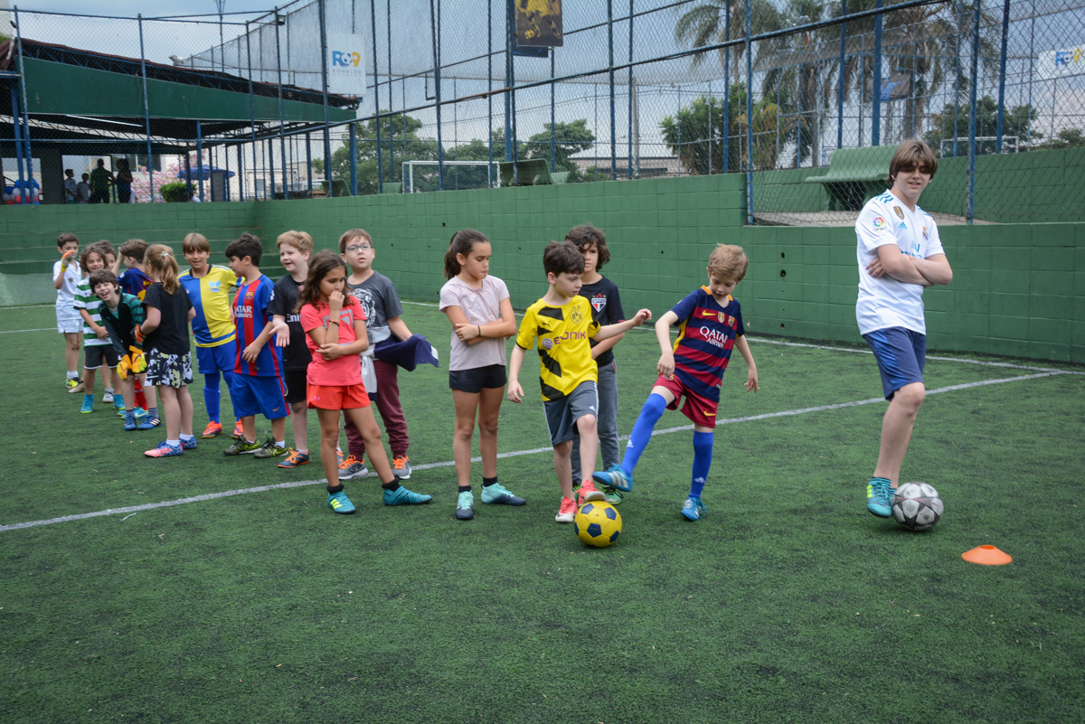 competição animada no Buffet High Soccer, aniversário de Daniel 9 anos, tema da festa futebol, time Barcelona